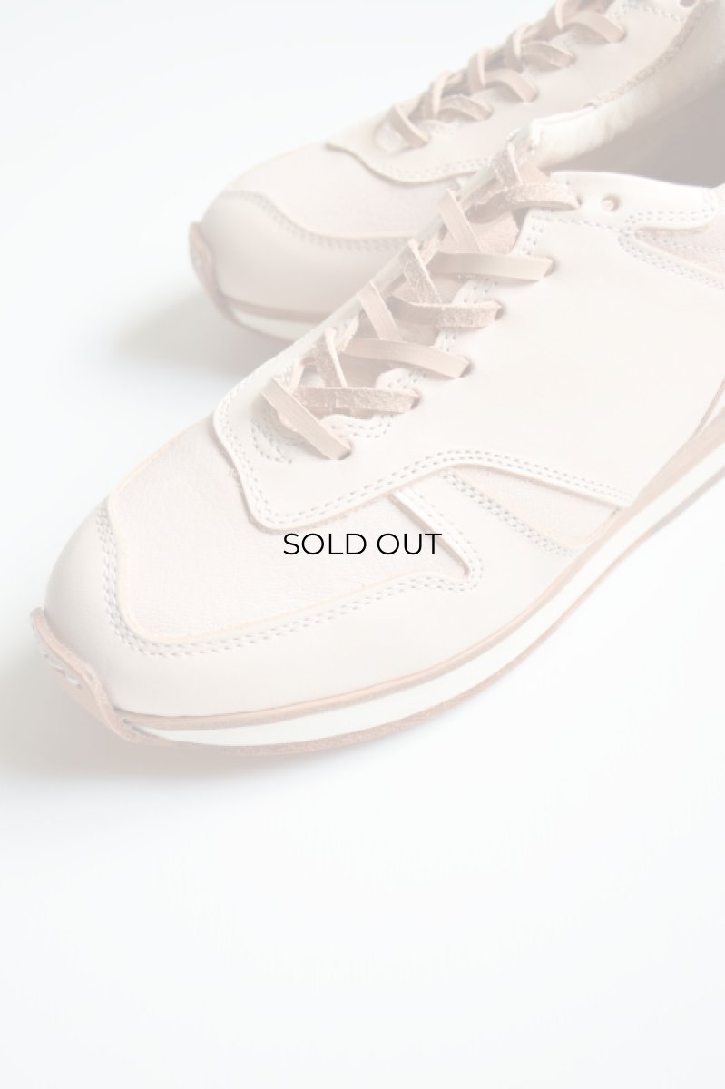 アッパーは山羊革と牛革の切り替えです。