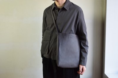 画像2: hender scheme (エンダースキーマ) cow shoulder big [3-colors]