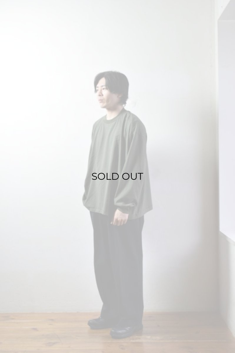 身長173cm、体重62kgの体型でサイズ4の着用例