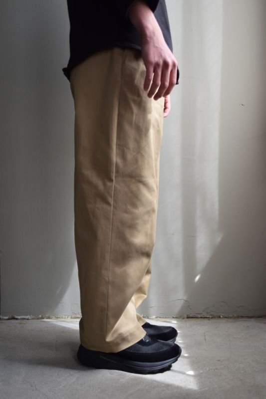 UNIVERSAL PRODUCTS (ユニバーサルプロダクツ) NO TUCK CHINO TROUSERS