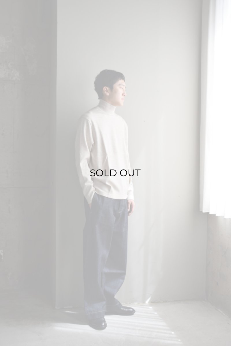 身長175cm、体重62kgの体型でサイズ4の着用例