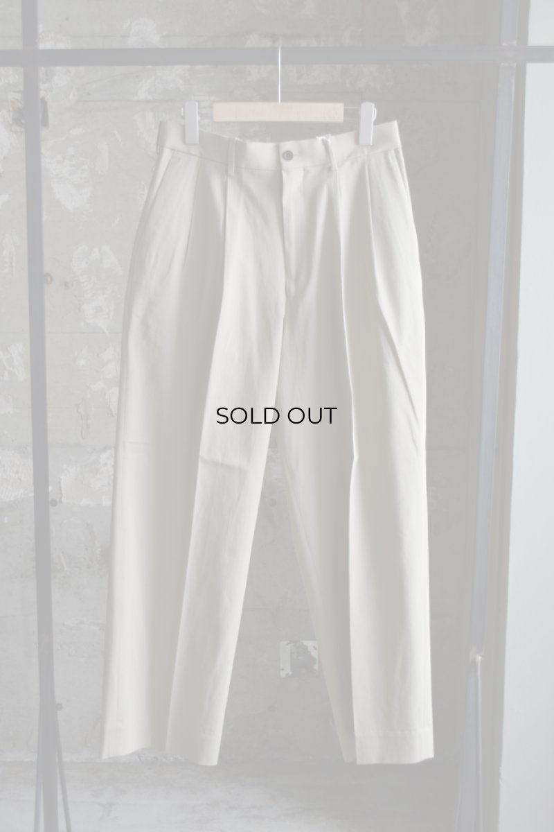 画像5: MARKAWARE (マーカウェア) ORGANIC COTTON VOILE YARN TWILL CLASSIC FIT DOUBLE PLEATED TROUSERS [KHAKI]  (5)