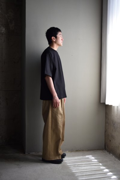 画像2: UNIVERSAL PRODUCTS (ユニバーサルプロダクツ) 2TUCK WIDE CHINO TROUSERS 253-60502 [CAMEL]