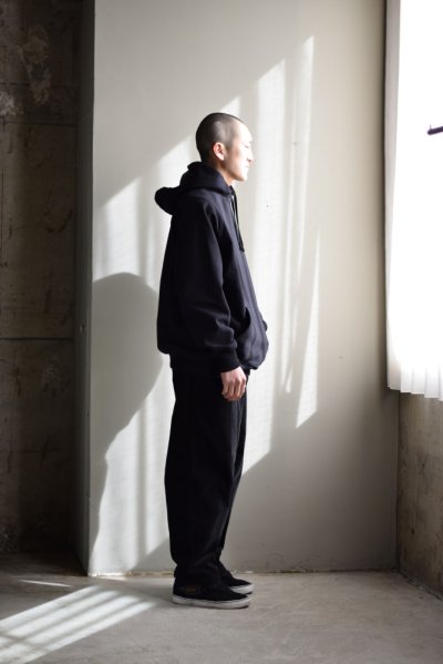 画像1: COMOLI (コモリ) コーデュロイ ドローストリングパンツ [BLACK]