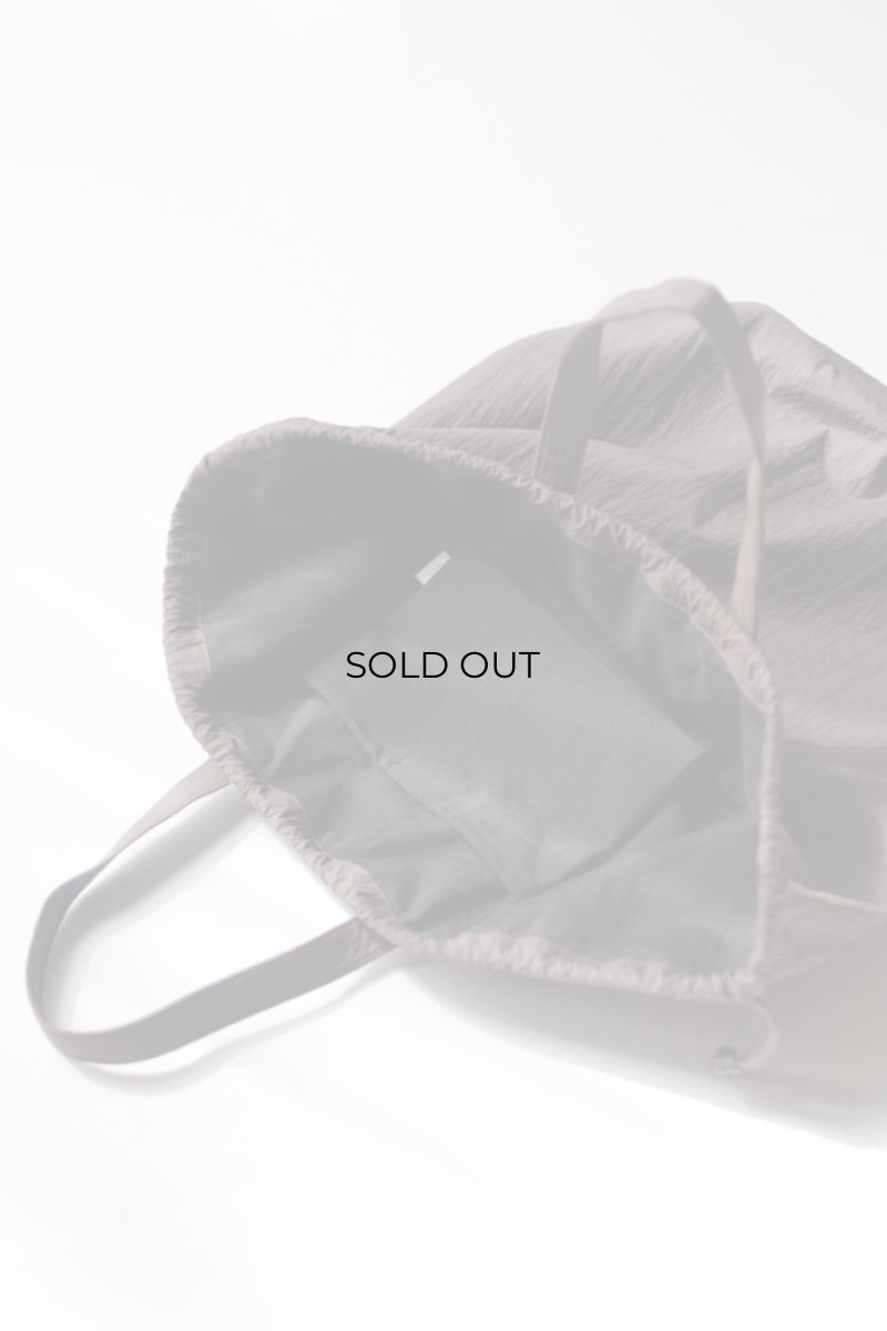 画像8: ERA. (イーラ) SHRINK TAFFETA HELMET BAG [2-colors] (8)