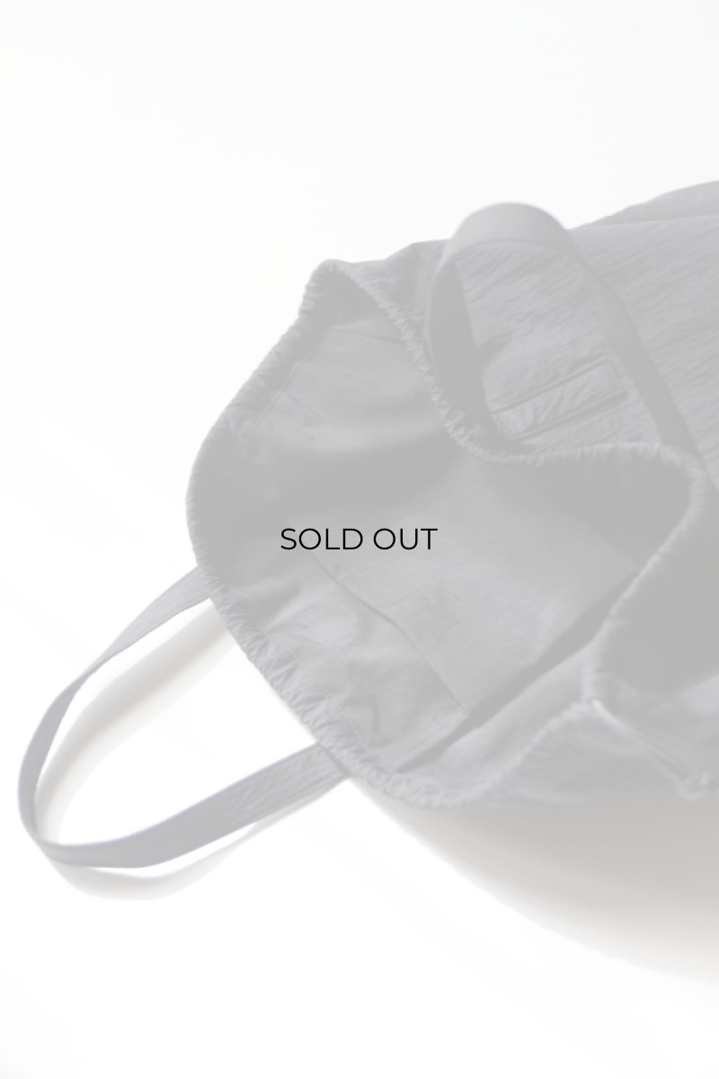 画像4: ERA. (イーラ) SHRINK TAFFETA HELMET BAG [2-colors] (4)