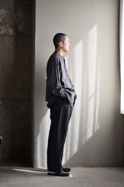 画像1: UNIVERSAL PRODUCTS (ユニバーサルプロダクツ) WOOL LINEN 2 TUCK TROUSERS 261-60504 [CHARCOAL]