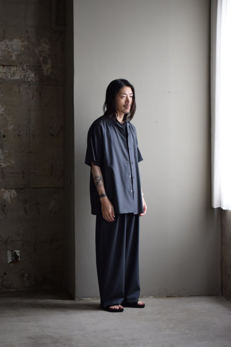 画像1: MARKAWARE (マーカウェア) Organic Wool 2/80 Tropical Triple Pleated Easy Trousers [CHARCOAL] 