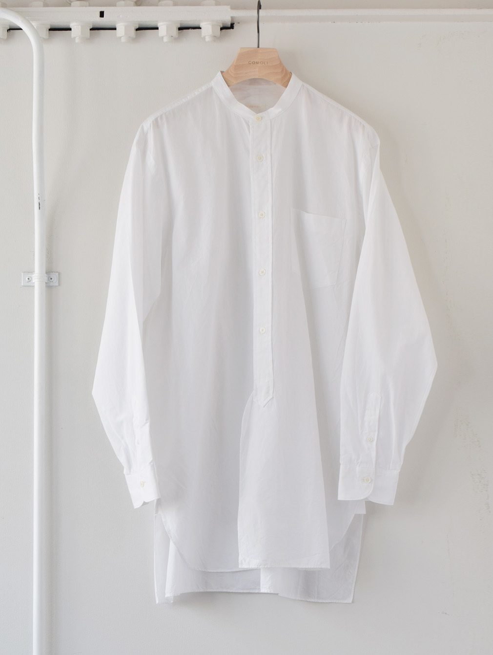 COMOLI (コモリ) バンドカラーシャツ [WHITE]