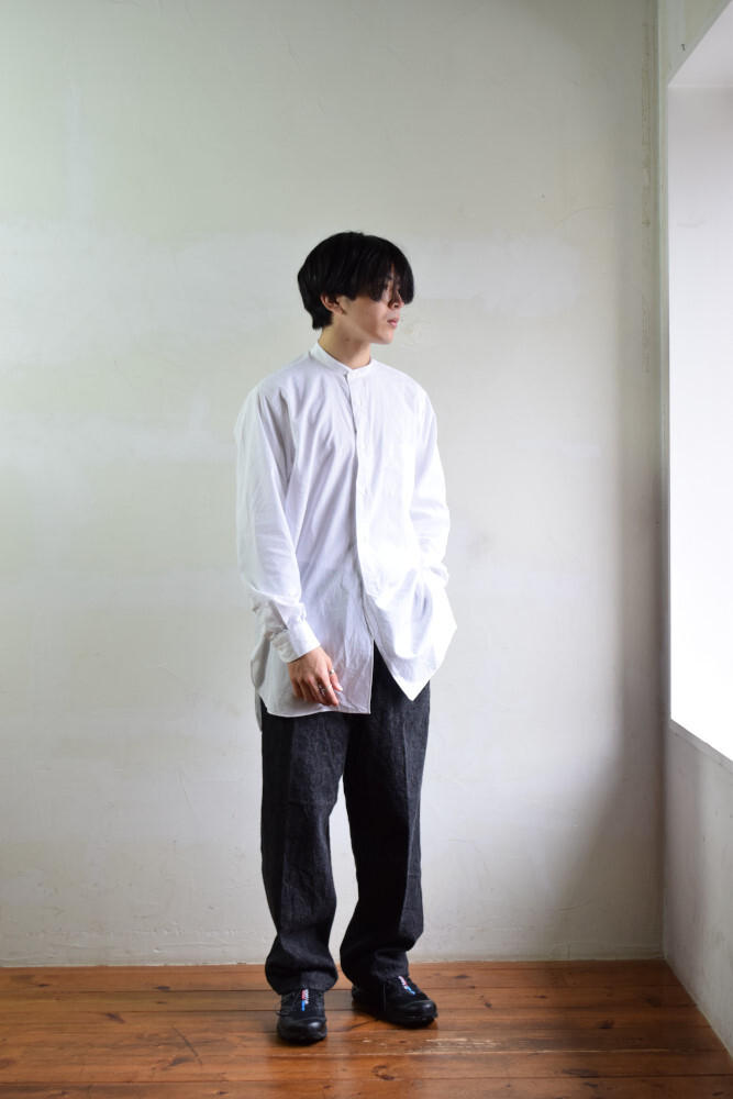 COMOLI (コモリ) バンドカラーシャツ [WHITE]