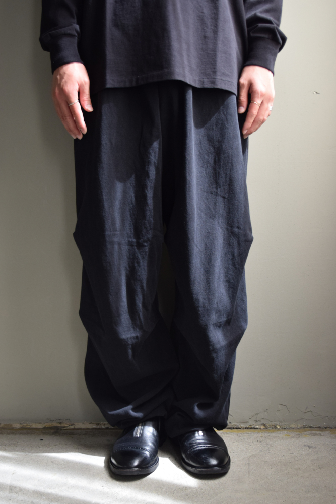 COMOLI コモリ　コットンジャージニータックパンツ　fade black COMOLI (コモリ) コットンジャージ ニータックパンツ [BLACK]